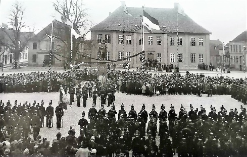 Ratzeburger Marktplatz 1896. Das Lauenburgische Jägerbatallion Nr 9